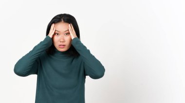 Eller baş ağrısı için el hareketi ya da beyaz arka planda tecrit edilmiş güzel Asyalı kadının baş ağrısı.