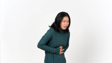 Beyaz arka planda izole edilmiş güzel bir Asyalı kadının midesi ağrıyor.