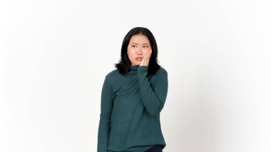 Beyaz arka planda izole edilmiş güzel bir Asyalı kadının diş ağrısı.