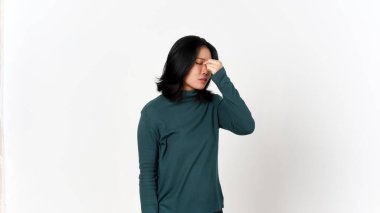 Beyaz arka planda izole edilmiş güzel bir Asyalı kadının baş ağrısı jesti