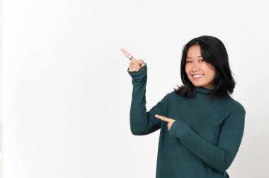 Gülümseyen Ürün ve Güzel Asyalı Kadın 'ın İşaret Tarafı Beyaz Arkaplanda İzole Edildi