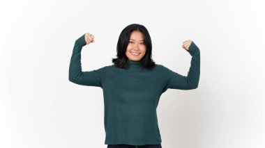 Güçlü Kollu Kadın, Beyaz Arkaplanda İzole Edilmiş Güzel Asyalı Kadın Kavramına Eşit Gösteriliyor