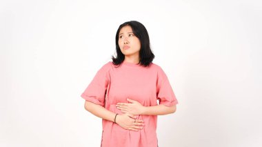 Beyaz arka planda izole edilmiş güzel Asyalı kadının karnını doyurmak ve dokunmak istiyor.