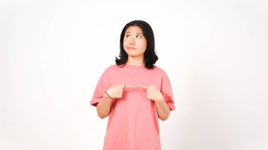 Beyaz arka planda yalnız bırakılmış güzel Asyalı kadını düşünürken yukarılara bakıyorum.