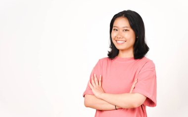 Gülümseyen kollar ve beyaz arka planda izole edilmiş güzel bir Asyalı kadının kamerasına bakıyor.