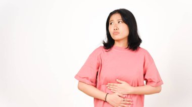 Beyaz arka planda izole edilmiş güzel Asyalı kadının karnını doyurmak ve dokunmak istiyor.