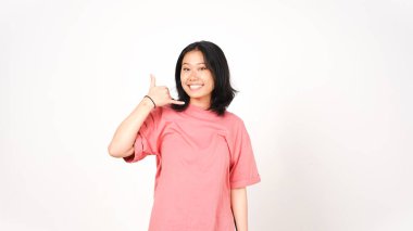 Pembe tişörtlü genç Asyalı kadın 