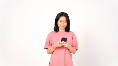 Beyaz arkaplanda izole edilmiş akıllı telefon kullanan genç Asyalı kadın..