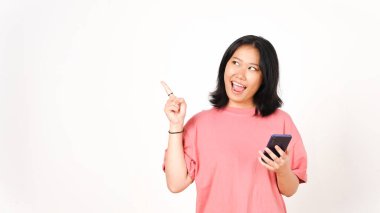 Genç Asyalı kadın cep telefonu kullanıyor ve fotokopi alanını işaret ediyor.