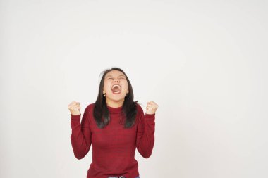 Kırmızı tişörtlü genç Asyalı kadın beyaz arka planda izole edilmiş kızgın bir hareket.