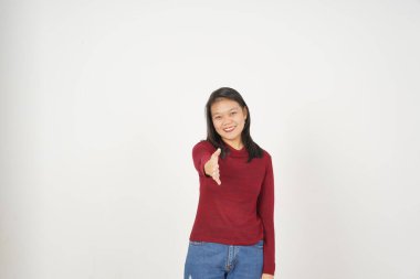 Genç Asyalı bir kadın beyaz arka planda kırmızı tişört giyip el sıkışıyor.