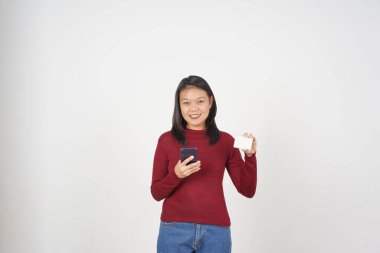 Beyaz arka planda boş ekranlı akıllı telefon ve kırmızı tişört giyen Asyalı genç bir kadın görülüyor.