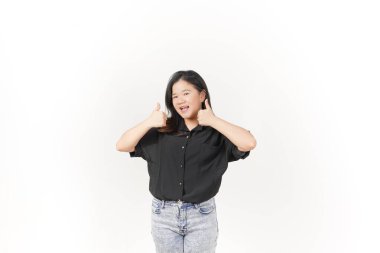 Beyaz arka planda siyah tişört ve kot pantolon giyen Asyalı genç bir kadın var.