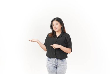 Beyaz arka planda siyah tişört ve kot pantolon giyen Asyalı genç bir kadın açık avuç içi fotokopi alanında ürününü gösteriyor.