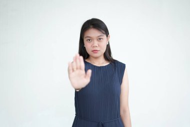 Beyaz arka planda izole edilmiş resmi elbise giyen güzel Asyalı Kadın Reddedilmeyi Durdur konsepti