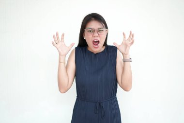 Güzel Asyalı kadın bağırıyor ve kızgın jest beyaz arka planda izole edilmiş