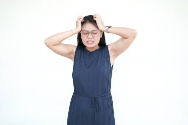 Güzel Asyalı kadın, yüzünde acı dolu bir ifadeyle baş ağrısından muzdarip.