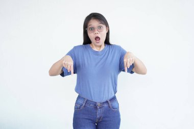 Güzel Asyalı kadın, reklam ya da promosyon için aşağıdaki telif alanına dikkat çekerek, aşağı doğru beyaz bir arkaplanı işaret ediyor.