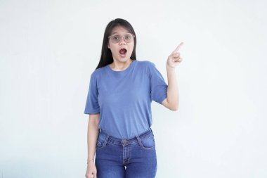 Güzel Asyalı kadın parmaklarıyla işaret ediyor, temiz beyaz bir arkaplanda.