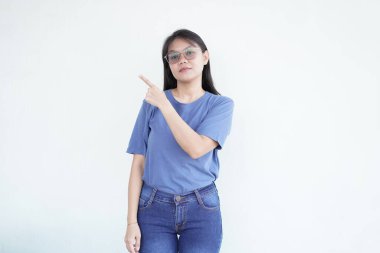 Güzel Asyalı kadın parmaklarıyla işaret ediyor, temiz beyaz bir arkaplanda.