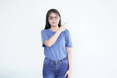 Güzel Asyalı kadın parmaklarıyla işaret ediyor, temiz beyaz bir arkaplanda.