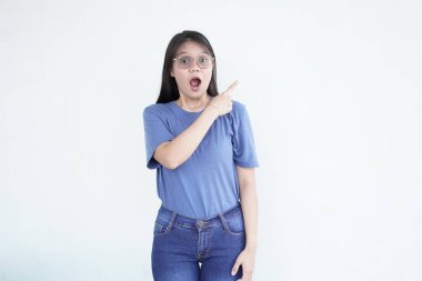 Güzel Asyalı kadın parmaklarıyla işaret ediyor, temiz beyaz bir arkaplanda.