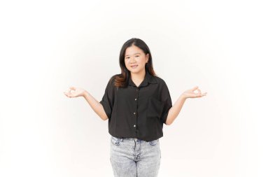 Güzel Asyalı kadın meditasyon pozunda duruyor, beyaz bir arka plana karşı sakinlik ve dinginlik yayıyor.