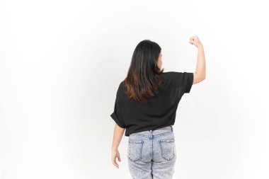 Güzel bir Asyalı kadın vücut geliştirme pozu veriyor, kollarını beyaz bir arka plana doğru kaldırıyor.