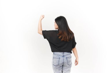 Güzel bir Asyalı kadın vücut geliştirme pozu veriyor, kollarını beyaz bir arka plana doğru kaldırıyor.