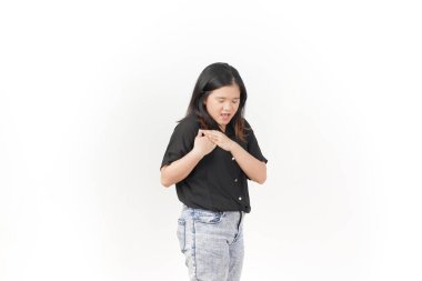 Güzel bir Asyalı kadın göğsünü tutuyor, beyaz bir arka plana karşı rahatsızlık gösteriyor.