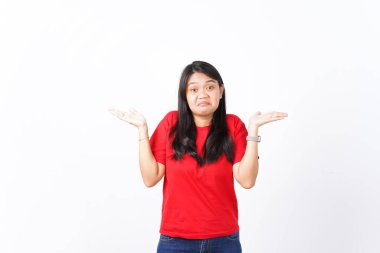 Güzel bir Asyalı kadın sorgulama pozu verir, omuzlarını ve ellerini kaldırır, beyaz bir arka plana karşı.