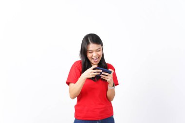 Güzel bir Asyalı kadın heyecan gösteriyor, beyaz bir arkaplana karşı akıllı telefon tutarak maçı kazanıyor.