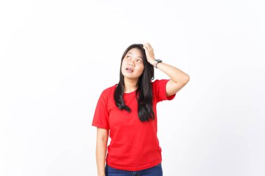 Beyaz arka planda izole edilmiş kırmızı tişört giyen güzel Asyalı Kadın Kafası Karışık ve Unutulmuş