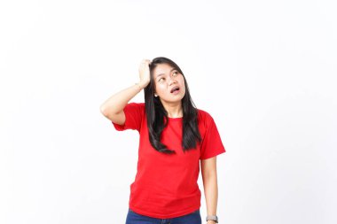 Beyaz arka planda izole edilmiş kırmızı tişört giyen güzel Asyalı Kadın Kafası Karışık ve Unutulmuş