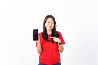 Beyaz arka planda izole edilmiş kırmızı tişört giyen güzel Asyalı kadının Adayları ya da Boş Ekran Telefonundaki İlanlar