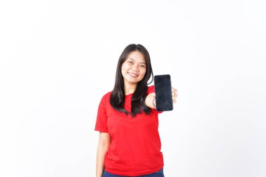 Beyaz arka planda izole edilmiş kırmızı tişört giyen güzel Asyalı kadının Adayları ya da Boş Ekran Telefonundaki İlanlar