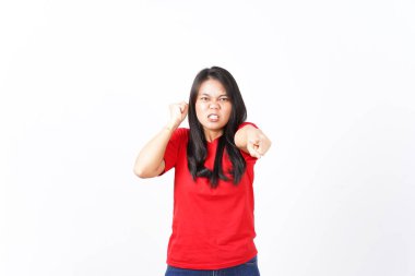 Beyaz arka planda izole edilmiş kırmızı gömlek giyen Asyalı güzel bir kadının kızgın jest ifadesini gösteriyordu.