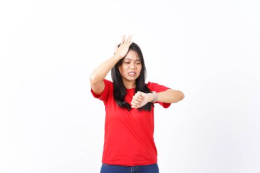 Beyaz arka planda izole edilmiş kırmızı tişörtlü güzel Asyalı kadın için saat arıyorum ve şok oldum.