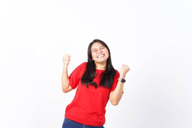 Evet, beyaz arka planda kırmızı gömlekli güzel bir Asyalı kadının heyecanlı hareketi.
