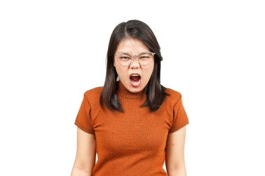 Beyaz arka planda izole edilmiş Güzel Asyalı Kadın 'ın Öfkeli Hareketi