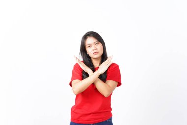 Reddedilmek için çapraz kollar. Beyaz arka planda kırmızı tişört giyen güzel Asyalı kadın.