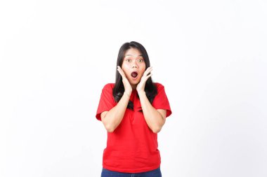 Şok olmuş yüz, beyaz arka planda kırmızı tişört giyen güzel Asyalı kadın kavramı.