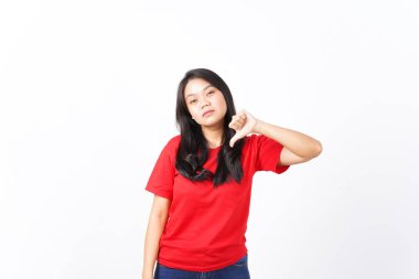 Beyaz arka planda kırmızı tişörtlü, güzel Asyalı kadın kavramından hoşlanmayan başparmağını gösteriyor.