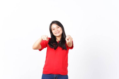 Kameraya gülümseyen ve işaret eden sen mi yoksa beyaz arka planda yalnız bırakılmış kırmızı tişörtlü güzel Asyalı kadın mı?