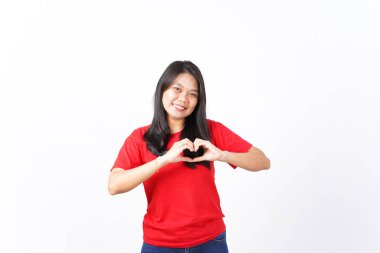 Kameraya gülümse ve beyaz arka planda izole edilmiş kırmızı tişört giyen güzel Asyalı kadının el işaretini göster.