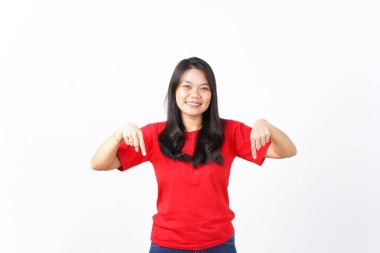 Sunan ve Gösteren Gülümseyen Güzel Asyalı Kadın Kırmızı tişörtlü Beyaz Arkaplanda