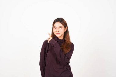 Gülümseyen ve işaret eden yan fotokopi alanı beyaz arka planda izole edilmiş güzel bir Asyalı kadının reklamını gösteriyor.