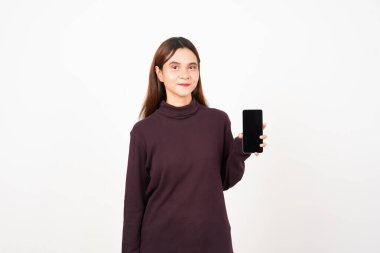 Beyaz arka planda izole edilmiş güzel Asyalı kadının boş ekranlı akıllı telefonunu sunarak ve tutarak gülümseme