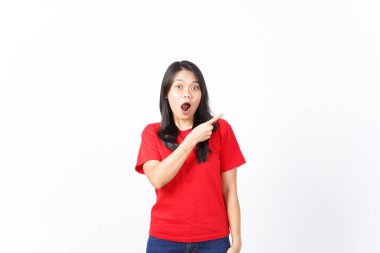 Beyaz arka planda kırmızı giyinen güzel Asyalı kadının şok olmuş yüz ifadesini sunup sunuyorum.