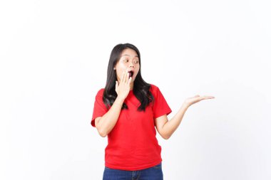 Açık Avuç 'ta, Beyaz Arkaplanda Kırmızı Giyen Güzel Asyalı Kadın İfadesini Göstermek ve Sunmak